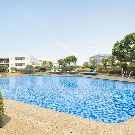 Отель Courtyard By Marriott Gurugram Downtown Гургаон Экстерьер фото
