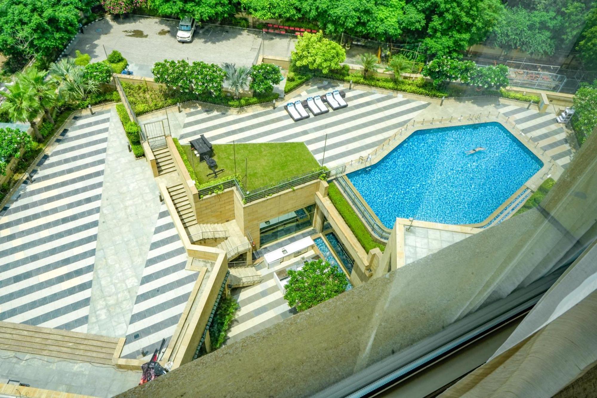 Отель Courtyard By Marriott Gurugram Downtown Гургаон Экстерьер фото