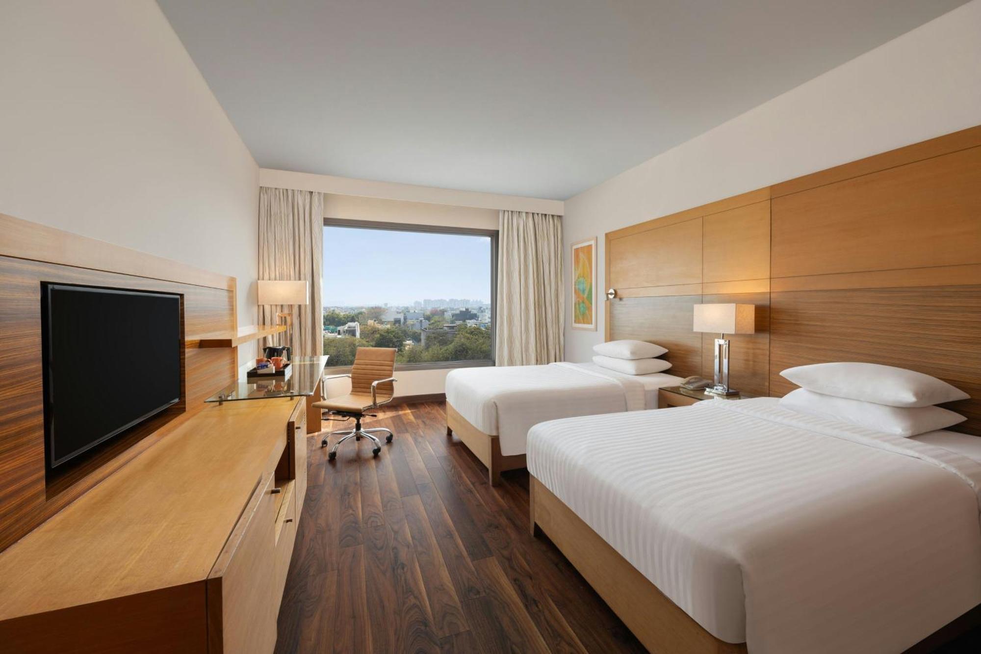 Отель Courtyard By Marriott Gurugram Downtown Гургаон Экстерьер фото